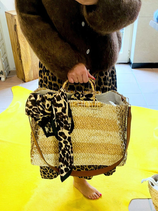 Die Cross-Body Tasche "Bolso" ist der perfekte Begleiter aus hochwertigem Bast, Leinen Innenfutter, Reißverschluss und Bambusgriffen - Handarbeit Spanien!