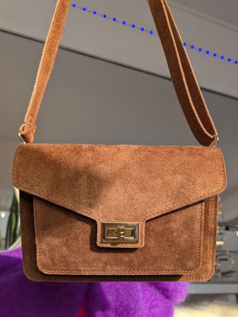 Klassische Wildleder Cross-Body-Tasche in elegantem Cognac, vereint zeitloses Design mit praktischer Funktionalität - perfekt für Alltag oder besondere Anlässe!