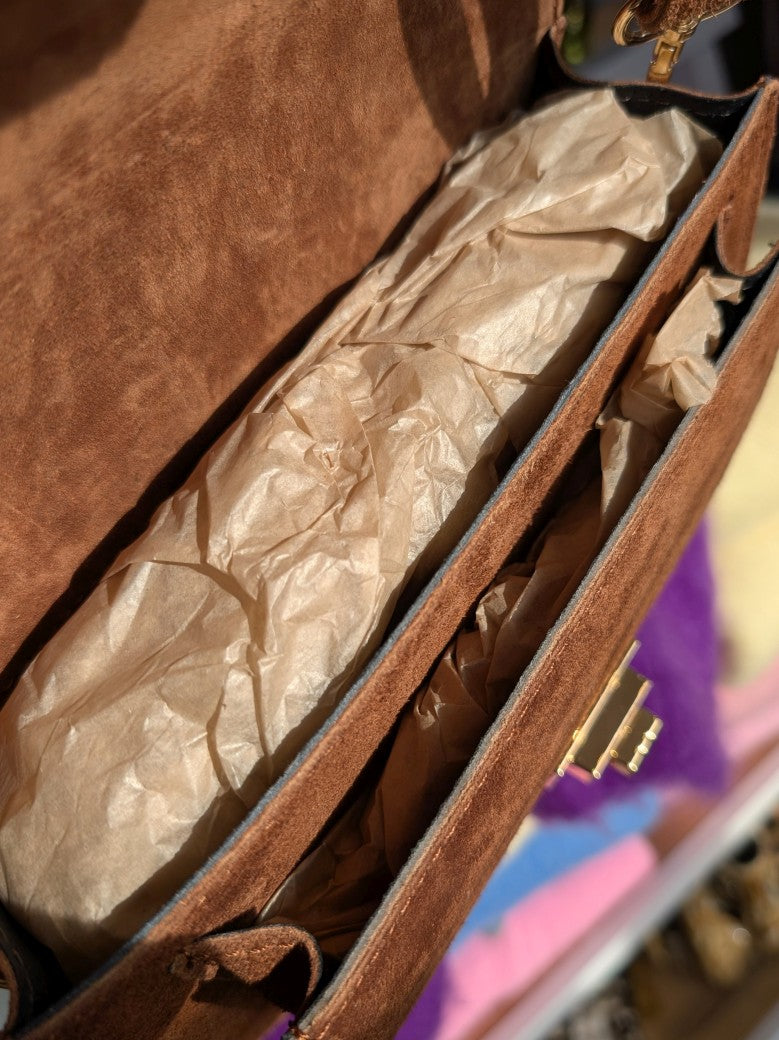 Klassische Wildleder Cross-Body-Tasche in elegantem Cognac, vereint zeitloses Design mit praktischer Funktionalität - perfekt für Alltag oder besondere Anlässe!