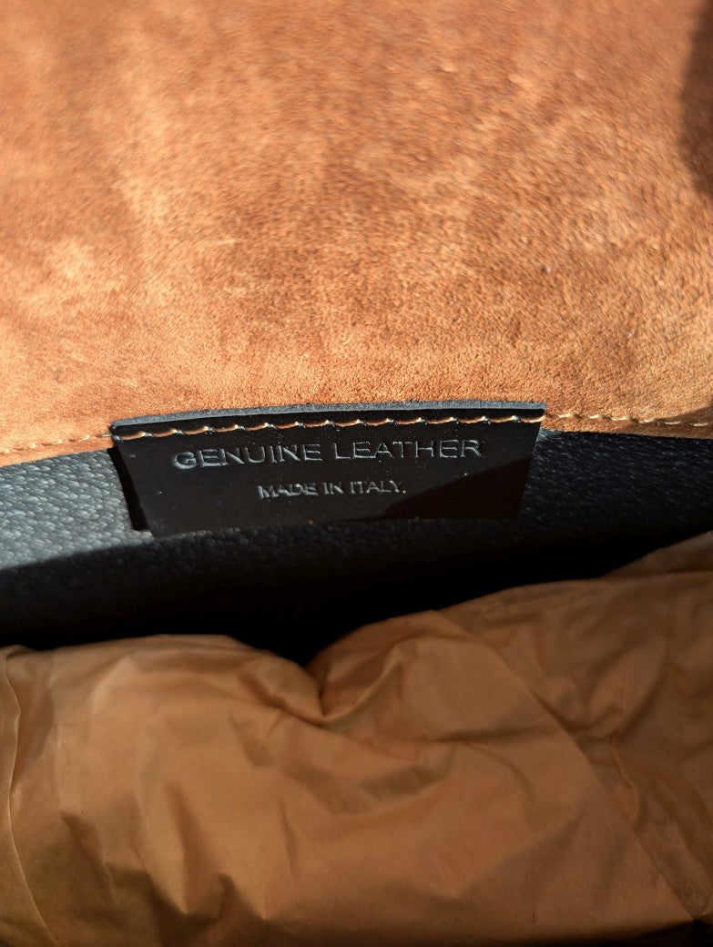 Klassische Wildleder Cross-Body-Tasche in elegantem Cognac, vereint zeitloses Design mit praktischer Funktionalität - perfekt für Alltag oder besondere Anlässe!