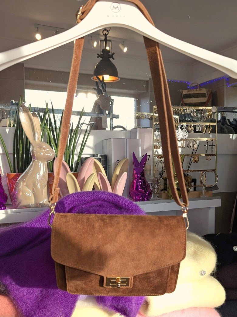 Klassische Wildleder Cross-Body-Tasche in elegantem Cognac, vereint zeitloses Design mit praktischer Funktionalität - perfekt für Alltag oder besondere Anlässe!