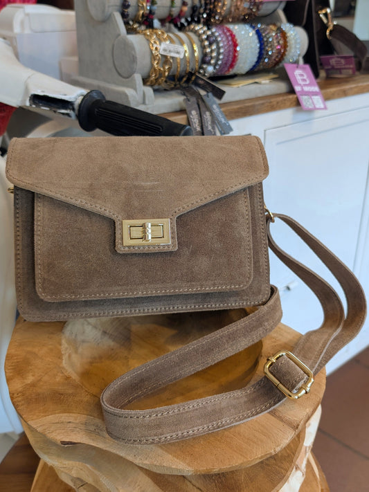 Die klassische Wildleder Cross-Body-Tasche in elegantem Taupe vereint zeitloses Design mit praktischer Funktionalität - perfekt für Alltag oder besondere Anlässe!