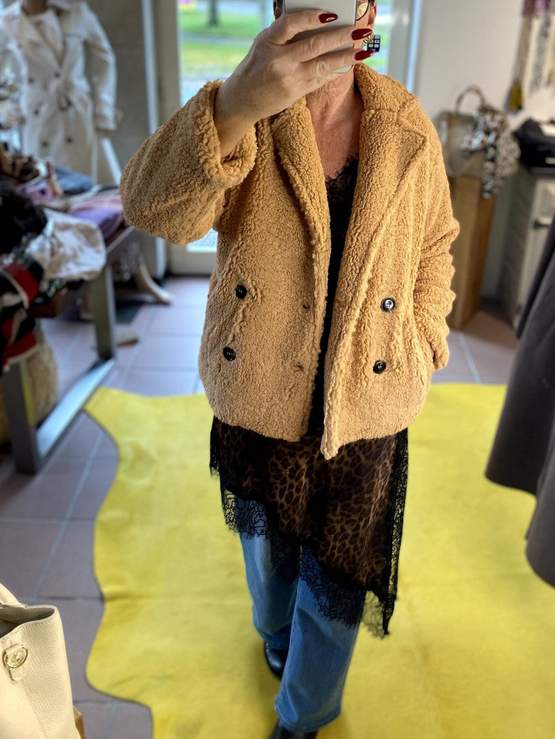 Kuschelige leichte weiche Teddy Jacke in hellem Camel Karamell von Sweewe mit maximalem Tragekomfort - perfekt für gemütliche Momente und lässige Tage. 