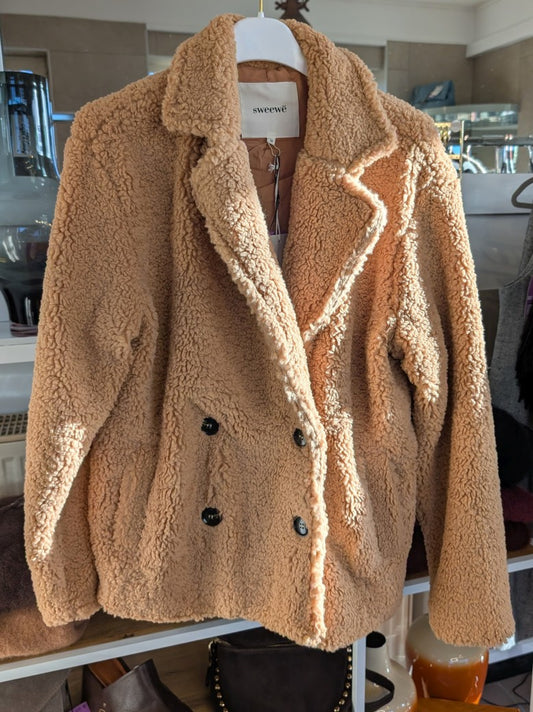Kuschelige leichte weiche Teddy Jacke in hellem Camel Karamell von Sweewe mit maximalem Tragekomfort - perfekt für gemütliche Momente und lässige Tage. 