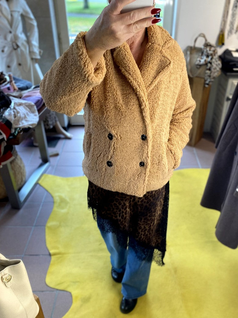 Kuschelige leichte weiche Teddy Jacke in hellem Camel Karamell von Sweewe mit maximalem Tragekomfort - perfekt für gemütliche Momente und lässige Tage. 