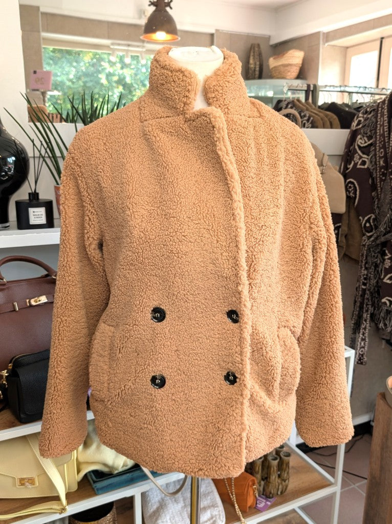 Kuschelige leichte weiche Kunstpelz Teddy Jacke in Camel Karamell von Sweewe mit maximalem Tragekomfort - perfekt für gemütliche Momente und lässige Tage. 