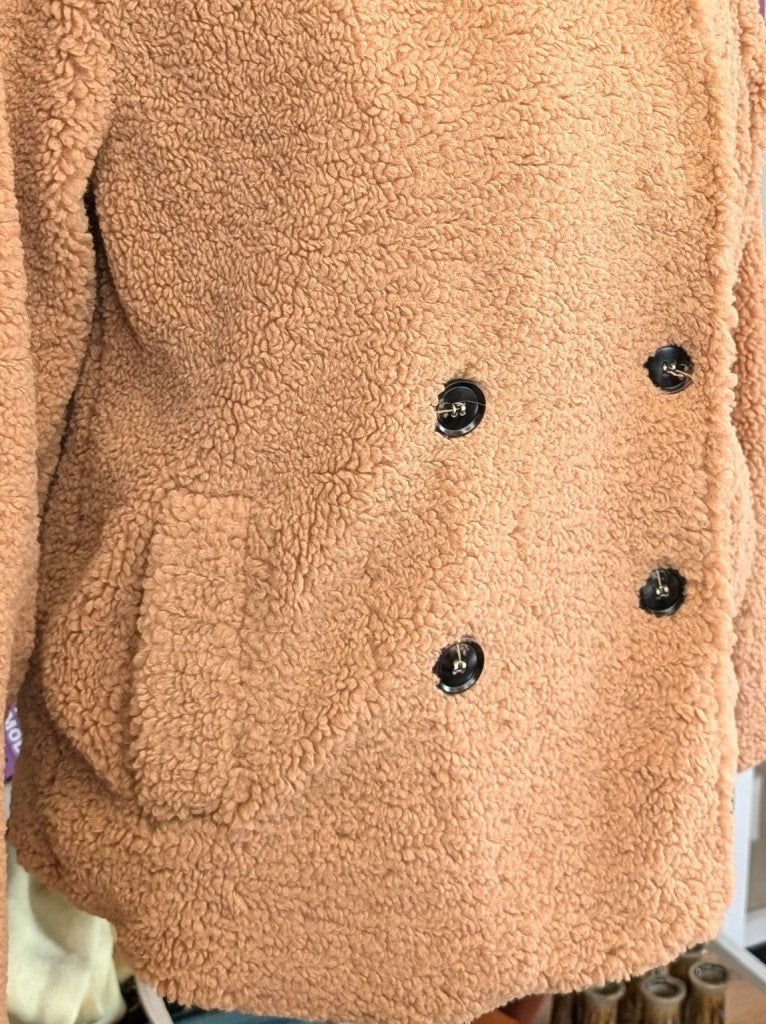 Kuschelige leichte weiche Kunstpelz Teddy Jacke in Camel Karamell von Sweewe mit maximalem Tragekomfort - perfekt für gemütliche Momente und lässige Tage. 