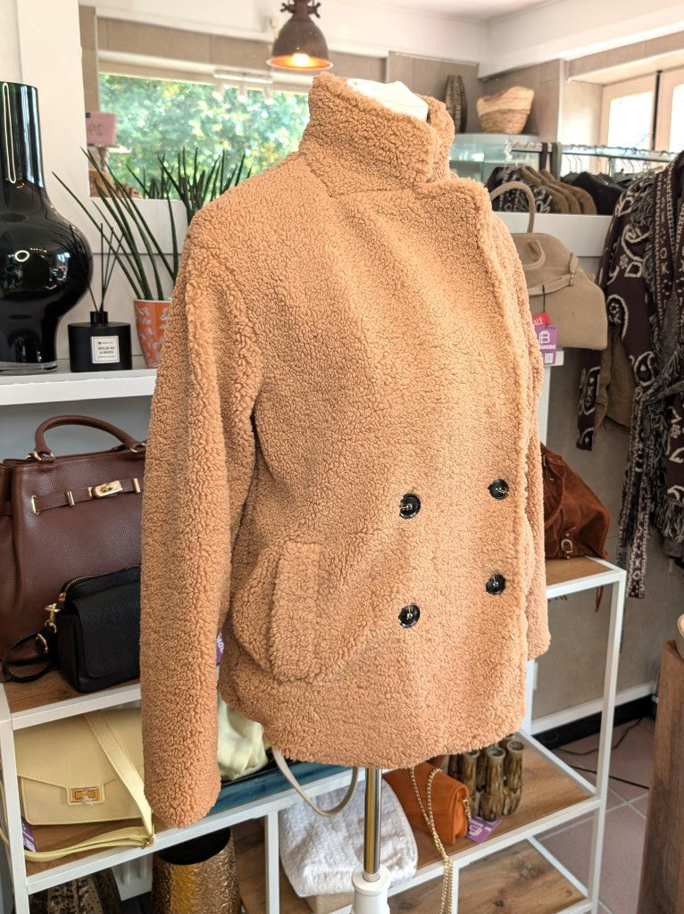 Kuschelige leichte weiche Kunstpelz Teddy Jacke in Camel Karamell von Sweewe mit maximalem Tragekomfort - perfekt für gemütliche Momente und lässige Tage. 