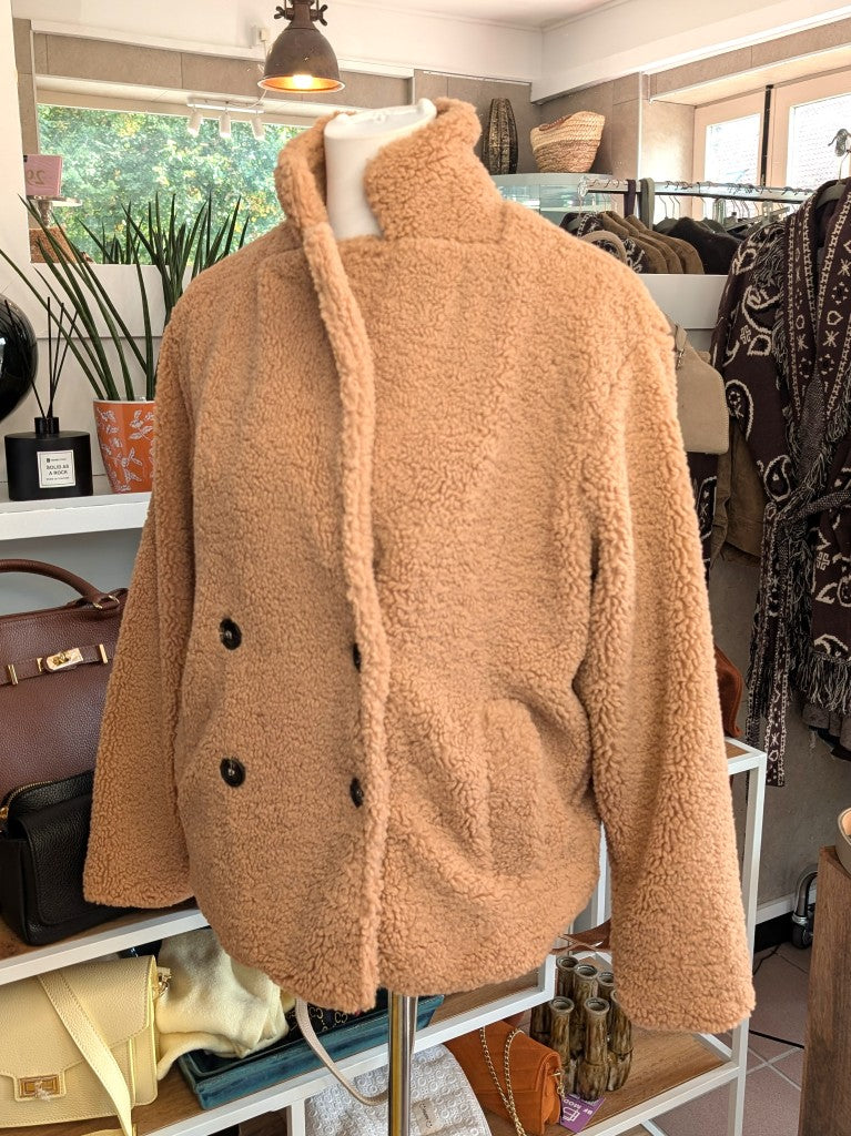 Kuschelige leichte weiche Kunstpelz Teddy Jacke in Camel Karamell von Sweewe mit maximalem Tragekomfort - perfekt für gemütliche Momente und lässige Tage. 