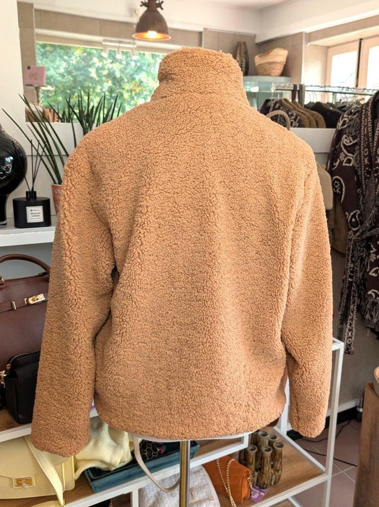 Kuschelige leichte weiche Kunstpelz Teddy Jacke in Camel Karamell von Sweewe mit maximalem Tragekomfort - perfekt für gemütliche Momente und lässige Tage. 