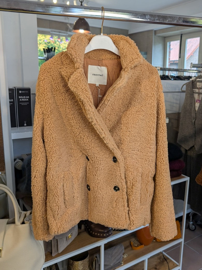 Die Teddy Jacke in Camel Karamell von Sweewe verbindet weichen flauschigen Komfort mit angenehm warmer Behaglichkeit - kuscheliges Tragegefühl für kalte Tage!
