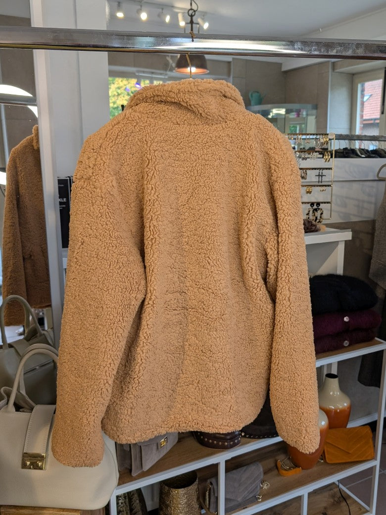 Die Teddy Jacke in Camel Karamell von Sweewe verbindet weichen flauschigen Komfort mit angenehm warmer Behaglichkeit - kuscheliges Tragegefühl für kalte Tage!