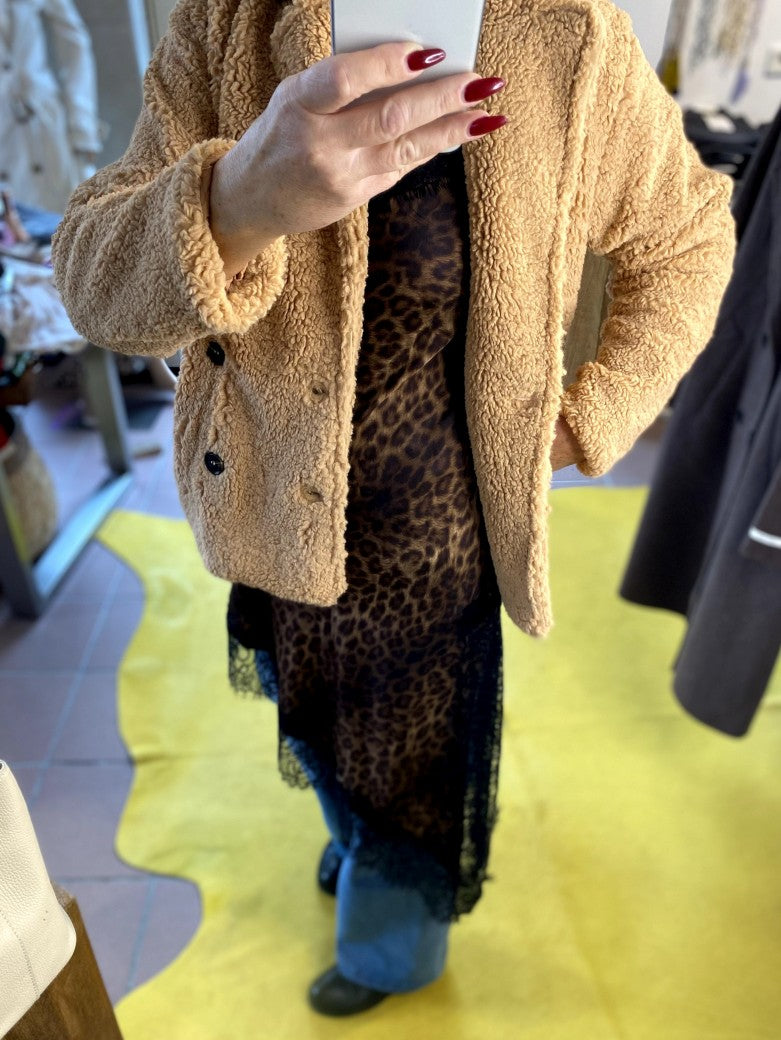 Die Teddy Jacke in Camel Karamell von Sweewe verbindet weichen flauschigen Komfort mit angenehm warmer Behaglichkeit - kuscheliges Tragegefühl für kalte Tage!