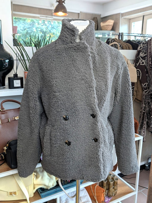 Kuschelige leichte Kunstpelz Teddy Jacke in Grau von Sweewe mit maximalem Tragekomfort - perfekt für gemütliche Momente und lässige Tage. 