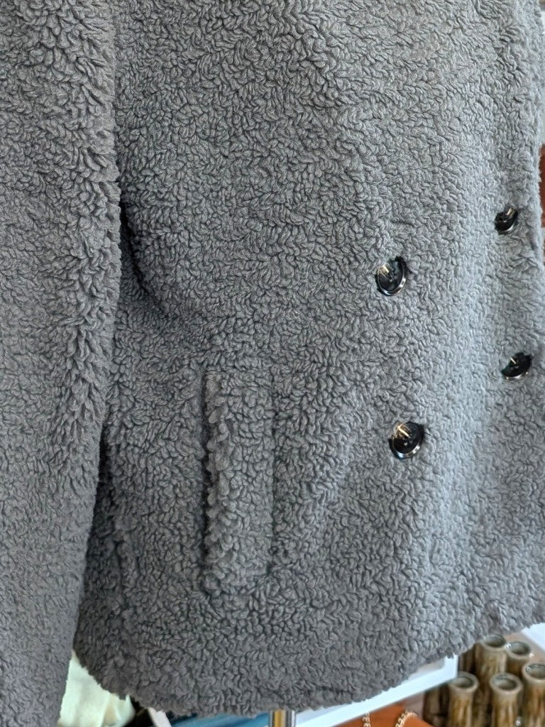 Kuschelige leichte Kunstpelz Teddy Jacke in Grau von Sweewe mit maximalem Tragekomfort - perfekt für gemütliche Momente und lässige Tage. 