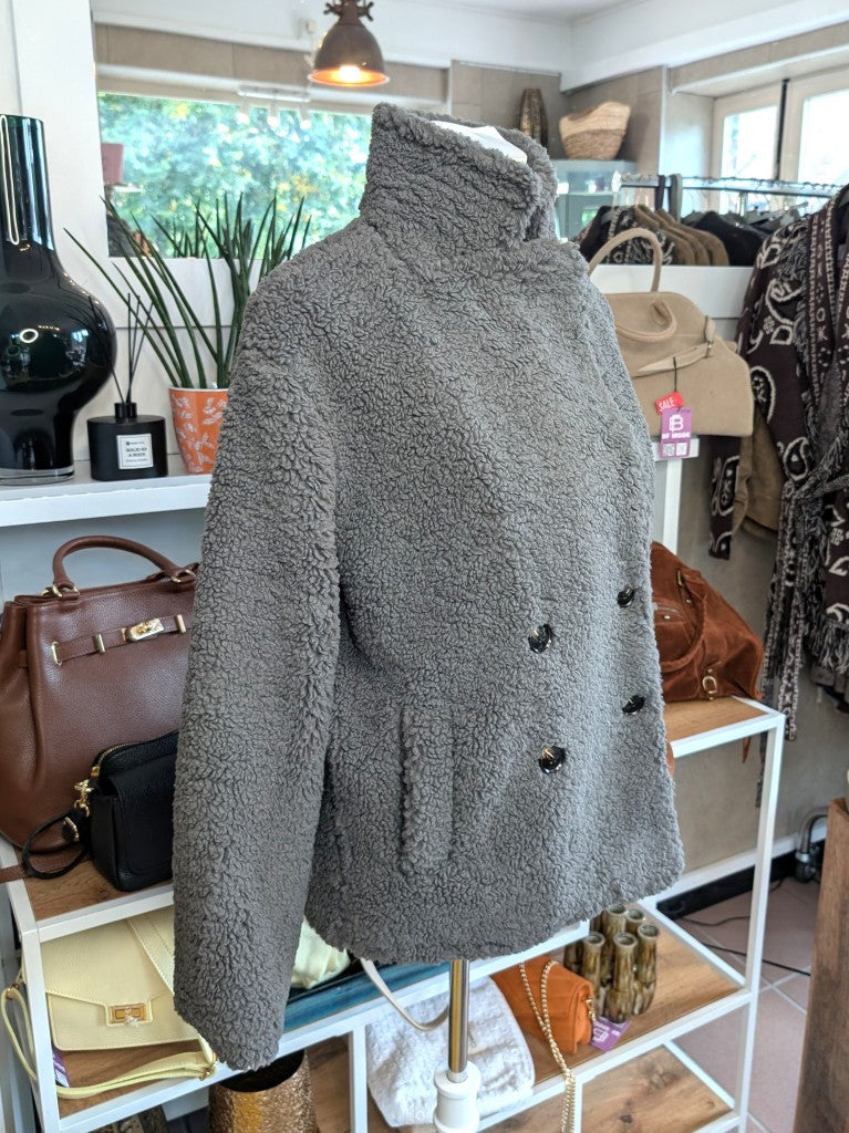 Kuschelige leichte Kunstpelz Teddy Jacke in Grau von Sweewe mit maximalem Tragekomfort - perfekt für gemütliche Momente und lässige Tage. 