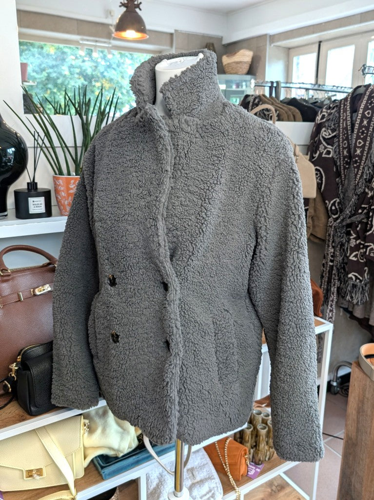 Kuschelige leichte Kunstpelz Teddy Jacke in Grau von Sweewe mit maximalem Tragekomfort - perfekt für gemütliche Momente und lässige Tage. 