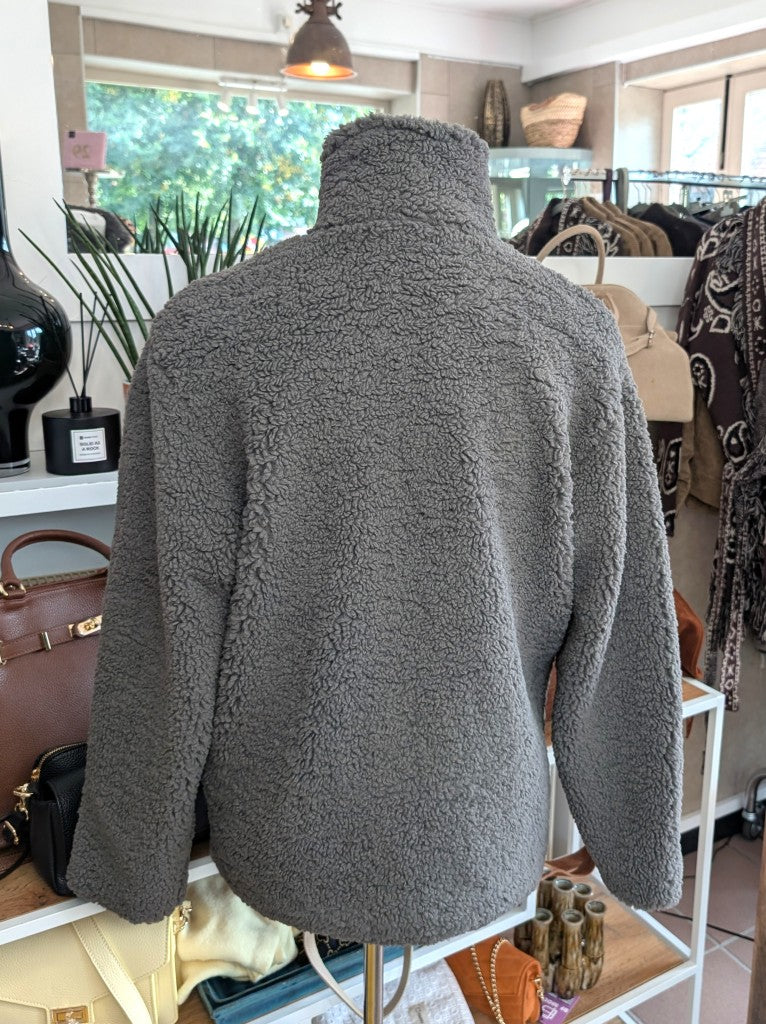 Kuschelige leichte Kunstpelz Teddy Jacke in Grau von Sweewe mit maximalem Tragekomfort - perfekt für gemütliche Momente und lässige Tage. 