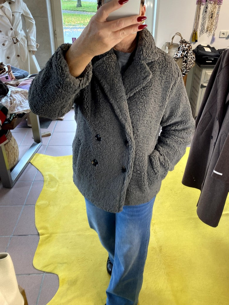Kuschelige leichte Teddy Jacke in Grau von Sweewe mit maximalem Tragekomfort - perfekt für gemütliche Momente und lässige Tage. 