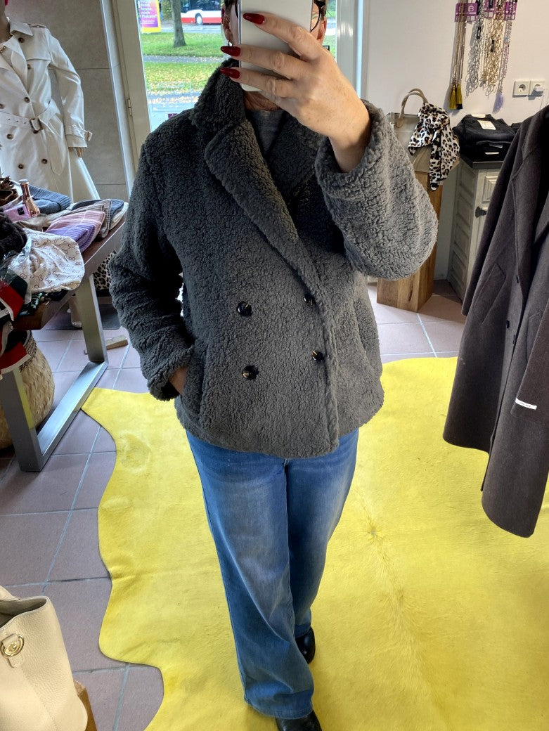 Kuschelige leichte Teddy Jacke in Grau von Sweewe mit maximalem Tragekomfort - perfekt für gemütliche Momente und lässige Tage. 