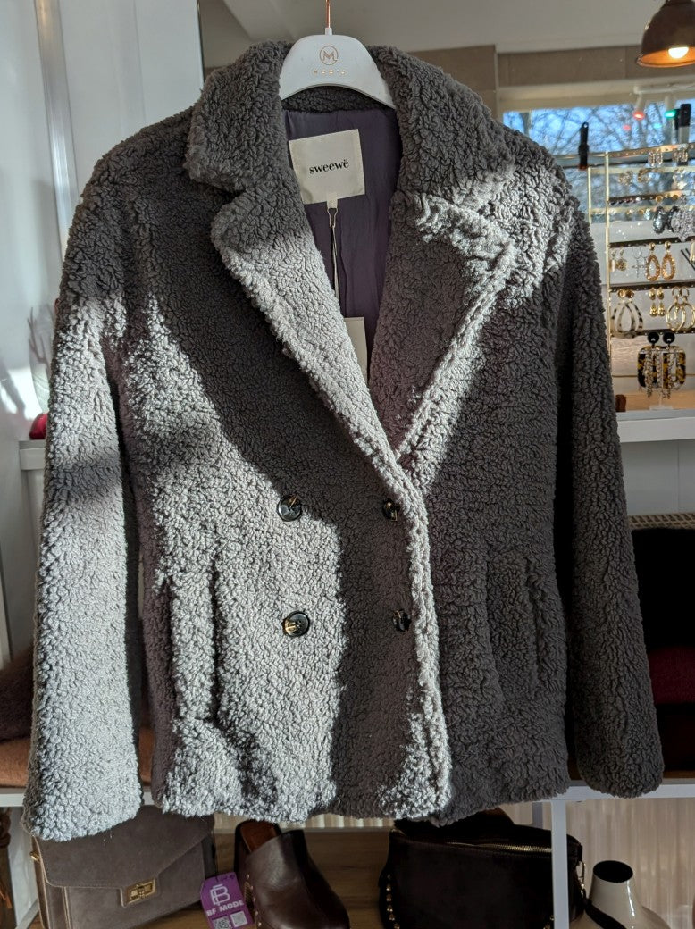 Die Teddy Jacke in Grau von Sweewe verbindet weichen flauschigen Komfort mit angenehm warmer Behaglichkeit - kuscheliges Tragegefühl für kalte Tage!