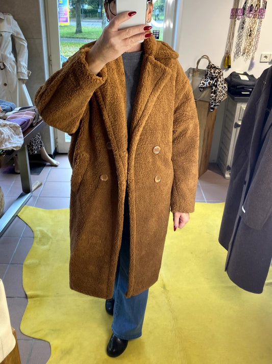 Der Teddy Mantel in Camel Braun von Orice Style verbindet weichen flauschigen Komfort mit angenehm warmer Behaglichkeit - kuscheliges Tragegefühl für kalte Tage!