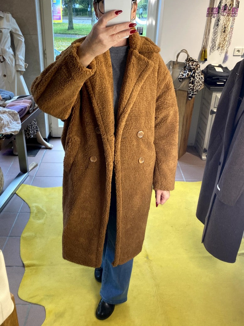 Der Teddy Mantel in Cognac von Orice Style verbindet weichen flauschigen Komfort mit angenehm warmer Behaglichkeit - kuscheliges Tragegefühl für kalte Tage!