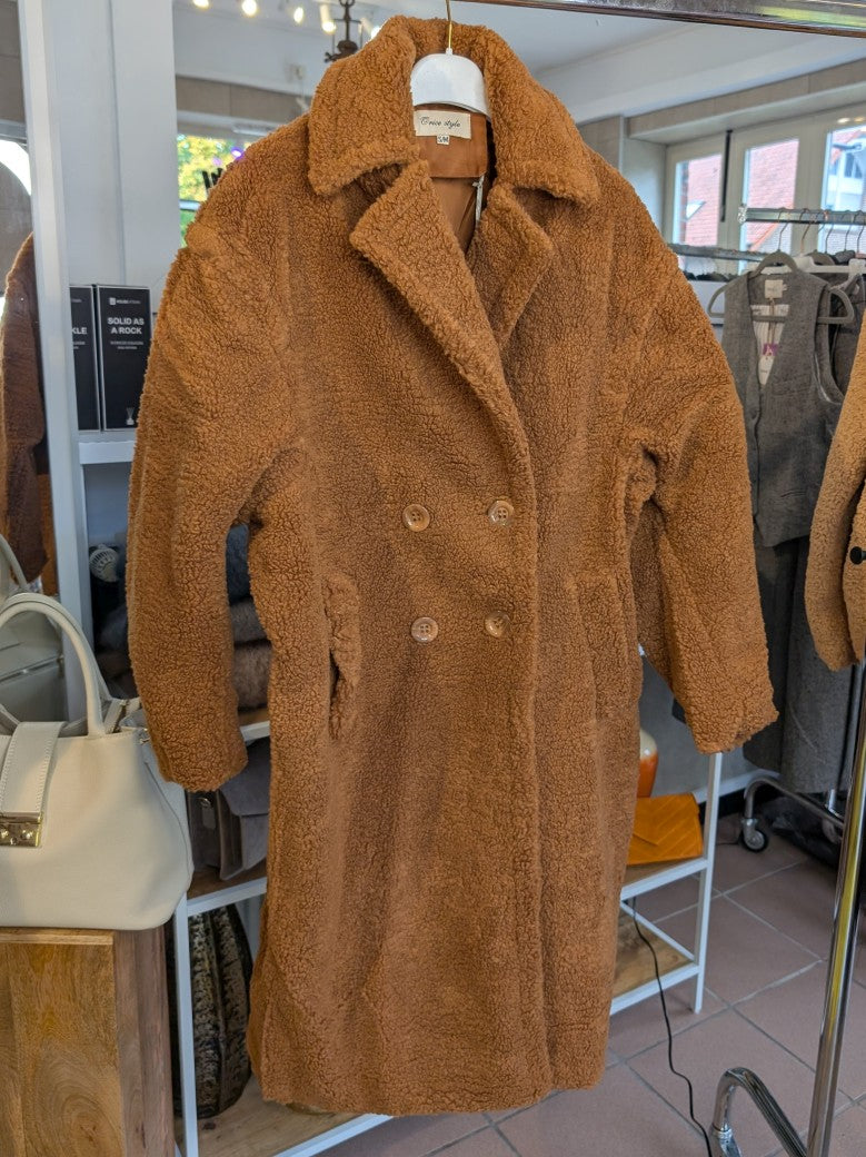 Der Teddy Mantel in Cognac von Orice Style verbindet weichen flauschigen Komfort mit angenehm warmer Behaglichkeit - kuscheliges Tragegefühl für kalte Tage!