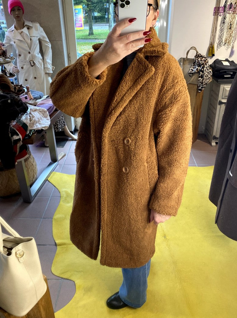 Der Teddy Mantel in Cognac von Orice Style verbindet weichen flauschigen Komfort mit angenehm warmer Behaglichkeit - kuscheliges Tragegefühl für kalte Tage!