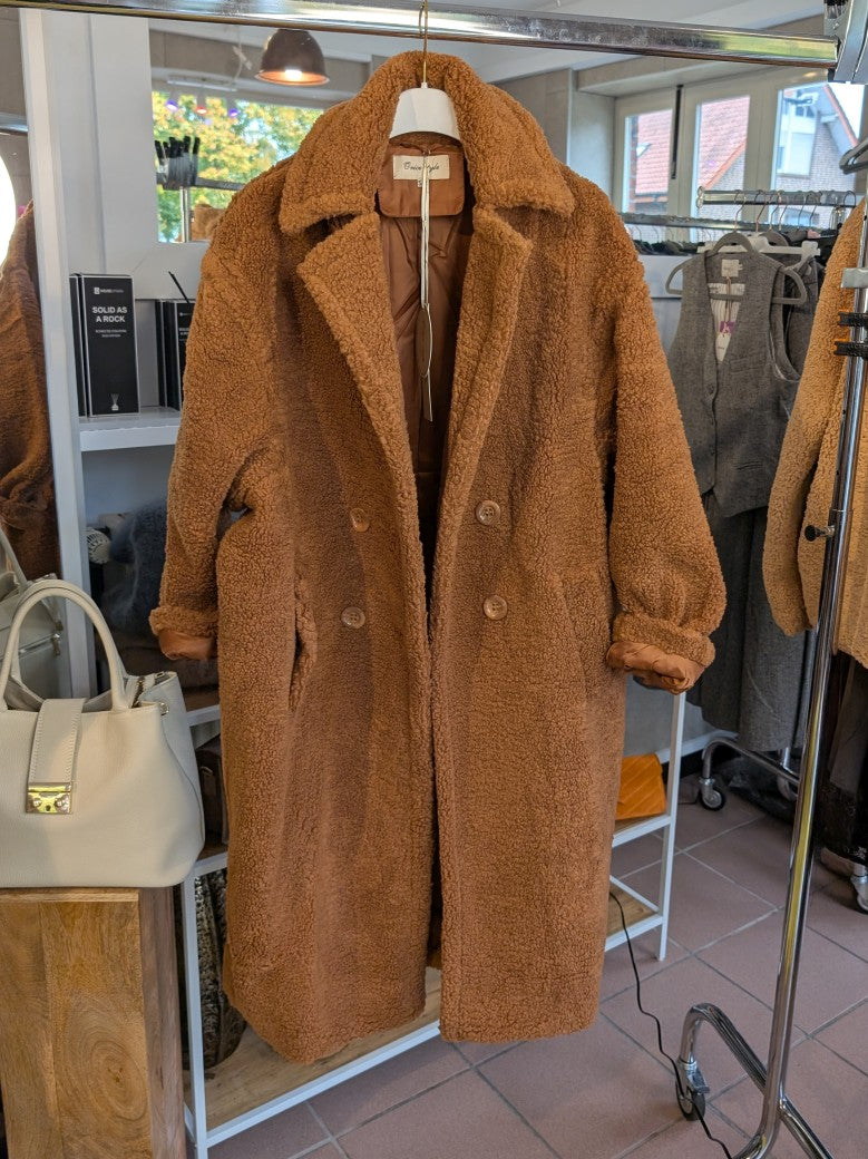 Der Teddy Mantel in Cognac von Orice Style verbindet weichen flauschigen Komfort mit angenehm warmer Behaglichkeit - kuscheliges Tragegefühl für kalte Tage!