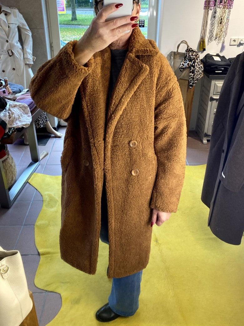 Der Teddy Mantel in Cognac von Orice Style verbindet weichen flauschigen Komfort mit angenehm warmer Behaglichkeit - kuscheliges Tragegefühl für kalte Tage!