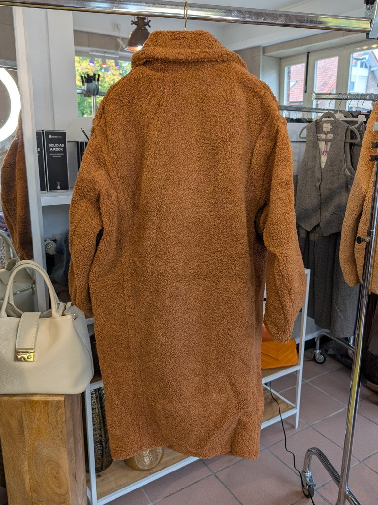 Der Teddy Mantel in Cognac von Orice Style verbindet weichen flauschigen Komfort mit angenehm warmer Behaglichkeit - kuscheliges Tragegefühl für kalte Tage!