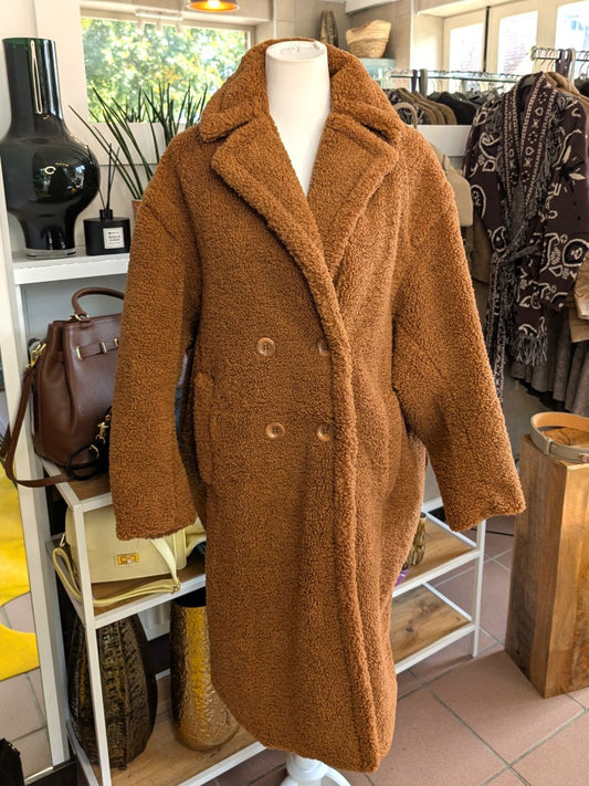 Der Kunstpelz Teddy Mantel in Cognac von Orice verbindet weichen flauschigen Komfort mit angenehm warmer Behaglichkeit - kuscheliges Tragegefühl für kalte Tage!