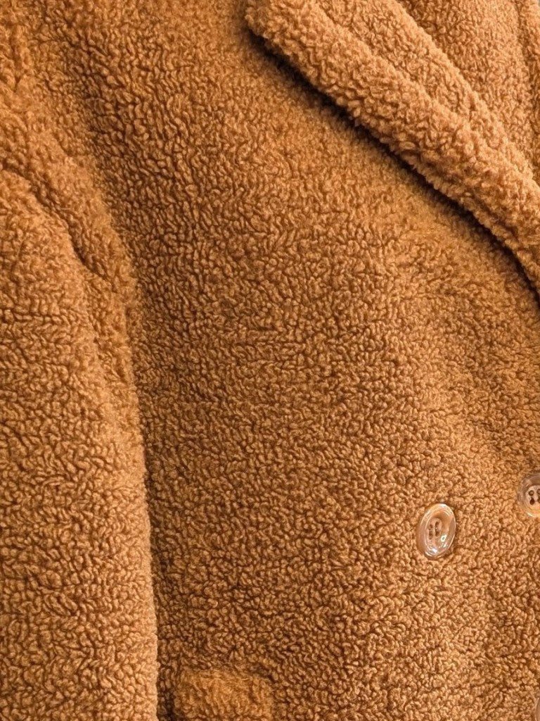 Der Kunstpelz Teddy Mantel in Cognac von Orice verbindet weichen flauschigen Komfort mit angenehm warmer Behaglichkeit - kuscheliges Tragegefühl für kalte Tage!