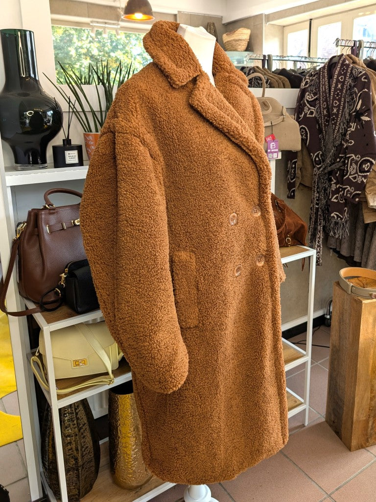 Der Kunstpelz Teddy Mantel in Cognac von Orice verbindet weichen flauschigen Komfort mit angenehm warmer Behaglichkeit - kuscheliges Tragegefühl für kalte Tage!