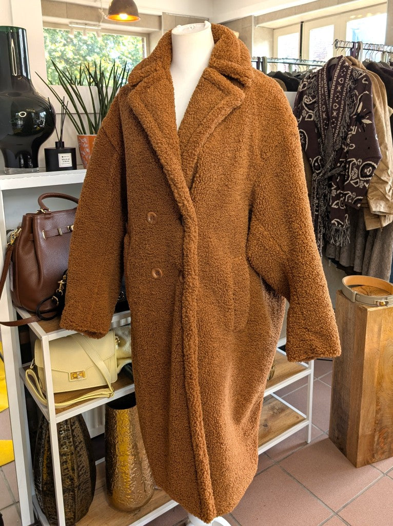 Der Kunstpelz Teddy Mantel in Cognac von Orice verbindet weichen flauschigen Komfort mit angenehm warmer Behaglichkeit - kuscheliges Tragegefühl für kalte Tage!