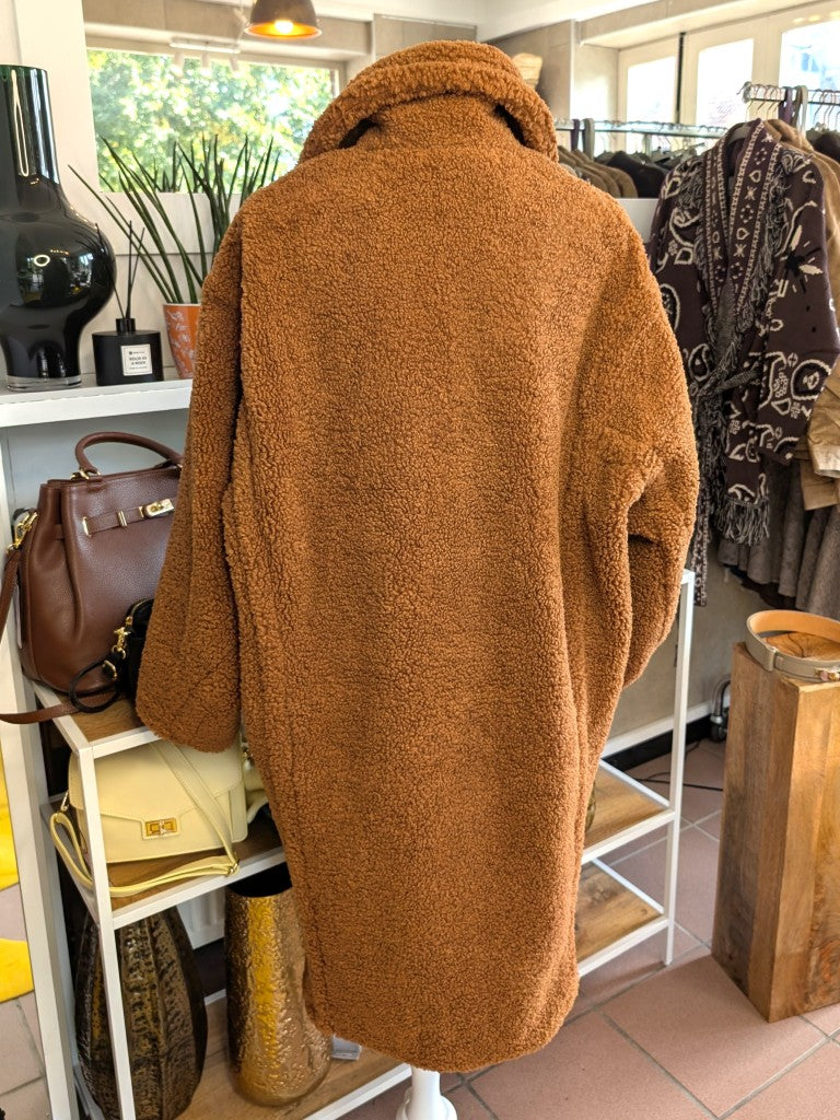 Der Kunstpelz Teddy Mantel in Cognac von Orice verbindet weichen flauschigen Komfort mit angenehm warmer Behaglichkeit - kuscheliges Tragegefühl für kalte Tage!