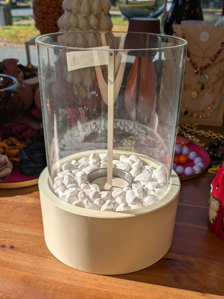 Der runde Bio Ethanol Tisch Brenner mit Deko Steinen von Housevitamin in Beige schafft mit dekorativen Steinen und Windglas eine warme stilvolle Atmosphäre!