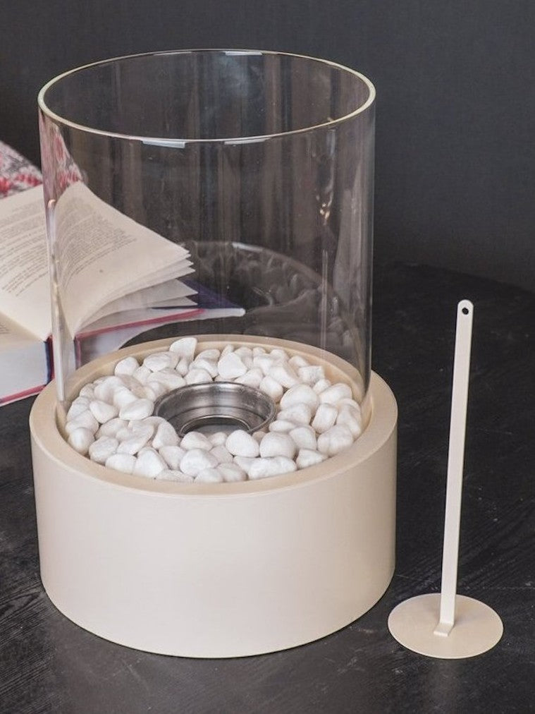 Der runde Bio Ethanol Tisch Brenner mit Deko Steinen von Housevitamin in Beige schafft mit dekorativen Steinen und Windglas eine warme stilvolle Atmosphäre!