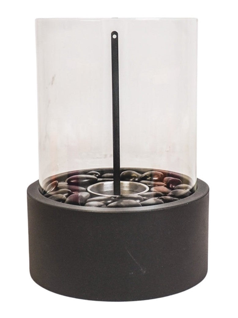 Der runde Bio Ethanol Tisch Brenner mit Deko Steinen von Housevitamin in Schwarz schafft mit dekorativen Steinen und Windglas eine warme stilvolle Atmosphäre!