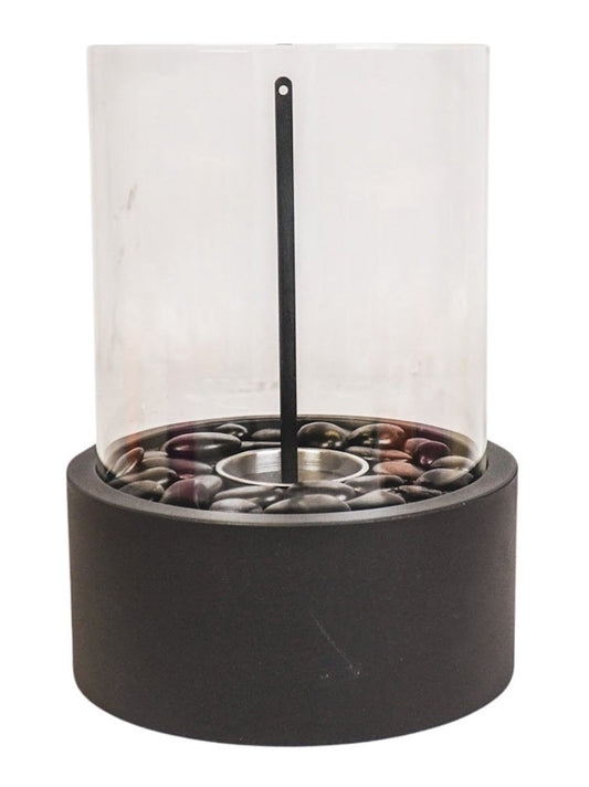 Der runde Bio Ethanol Tisch Brenner mit Deko Steinen von Housevitamin in Schwarz schafft mit dekorativen Steinen und Windglas eine warme stilvolle Atmosphäre!