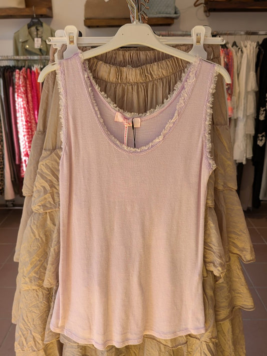 Dieses Top in Flieder besticht durch seine modischen Fransen, die jedem Outfit eine trendige Note verleihen. Perfekt für einen lässigem Look!