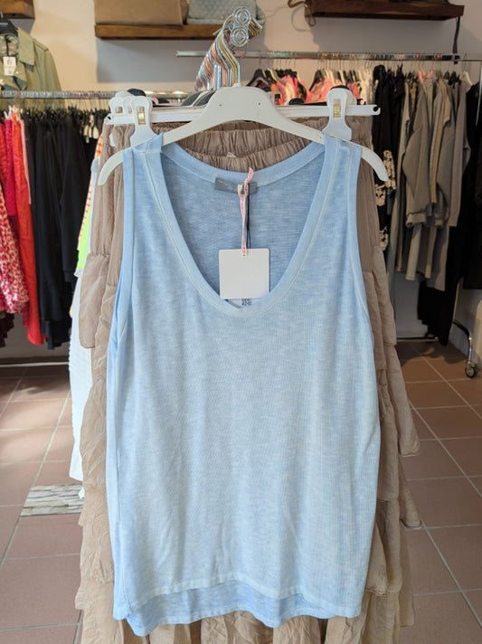 Dieses lang geschnittene Top in Hellblau von BELIEVE überzeugt durch seinen modernen Look - perfekt für lässigen Alltagslook oder elegante Layering-Styles!