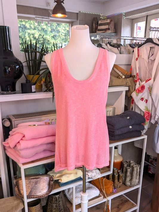 Genieße den Sommer in diesem beliebten Top von BELIEVE in leuchtendem Neon Pink aus bequemer Baumwolle und in lässiger Passform!