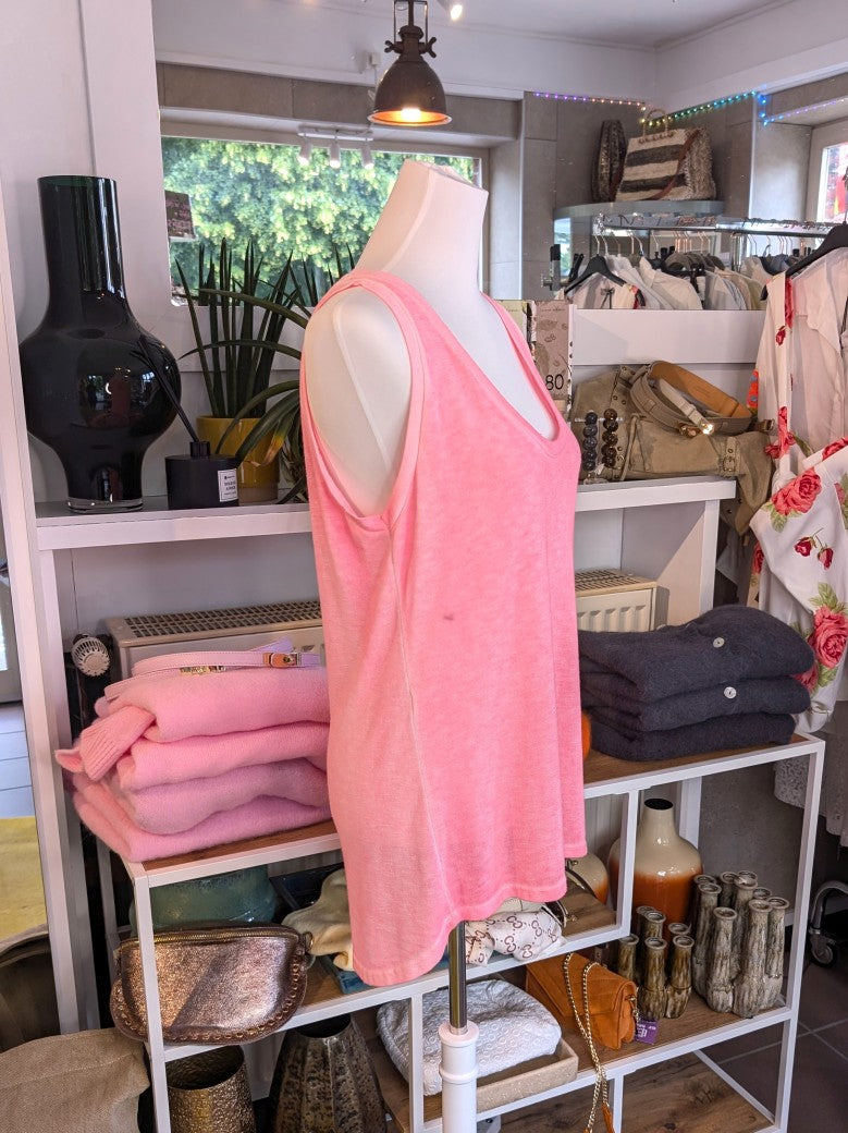 Genieße den Sommer in diesem beliebten Top von BELIEVE in leuchtendem Neon Pink aus bequemer Baumwolle und in lässiger Passform!