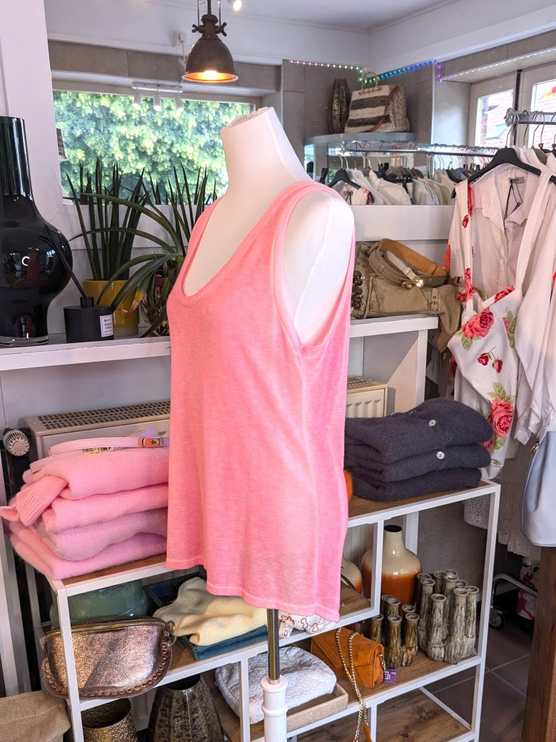 Genieße den Sommer in diesem beliebten Top von BELIEVE in leuchtendem Neon Pink aus bequemer Baumwolle und in lässiger Passform!