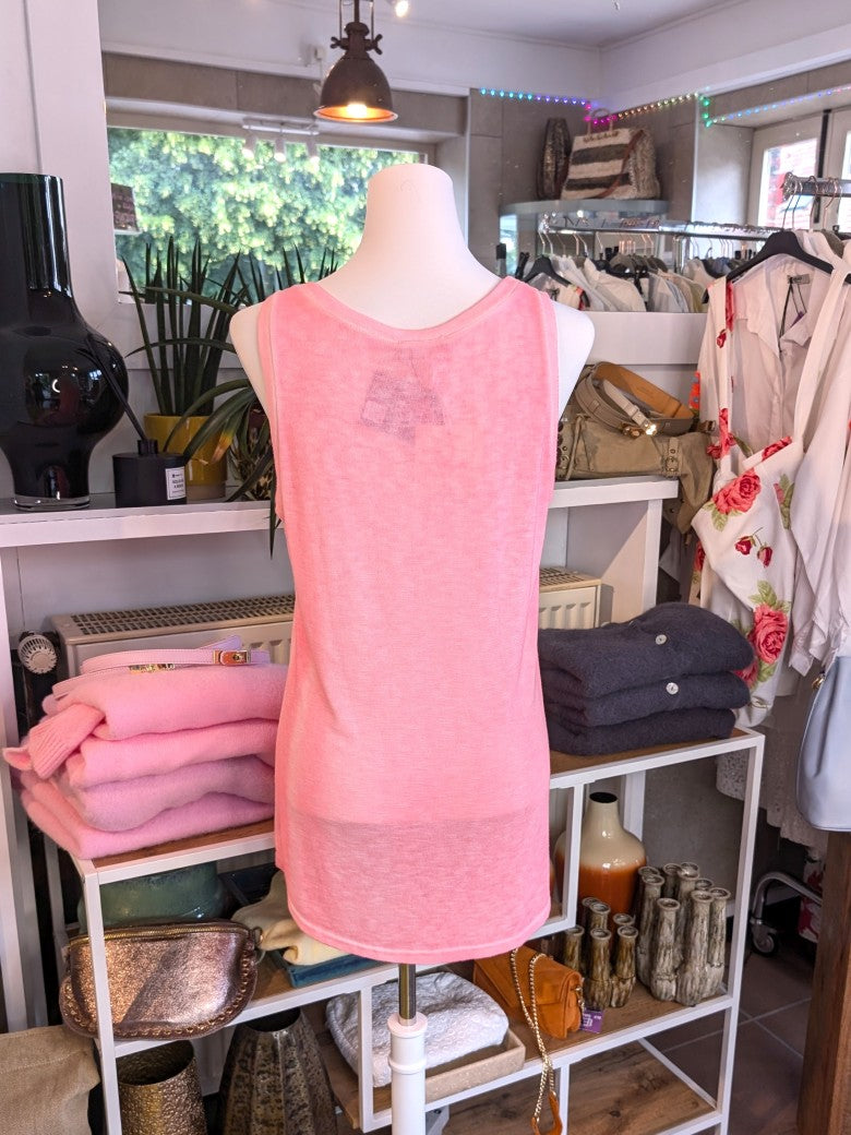 Genieße den Sommer in diesem beliebten Top von BELIEVE in leuchtendem Neon Pink aus bequemer Baumwolle und in lässiger Passform!