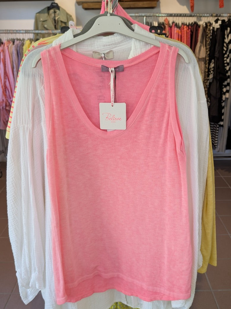Genieße den Sommer in diesem beliebten Top von BELIEVE in leuchtendem Neon Pink aus bequemer Baumwolle und in lässiger Passform!