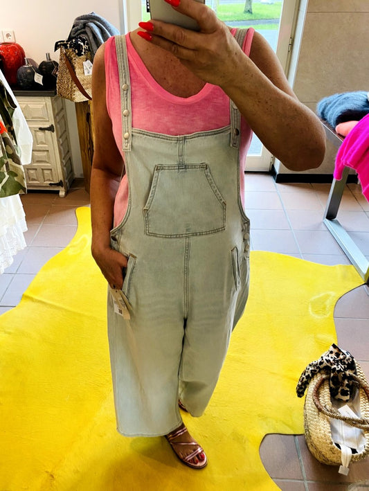 Genieße den Sommer in diesem beliebten Top von BELIEVE in leuchtendem Neon Pink aus bequemer Baumwolle und in lässiger Passform!
