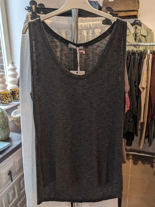Genieße den Sommer in diesem beliebten langen Top von BELIEVE in elegantem Schwarz aus bequemer Baumwolle und in lässiger Passform!